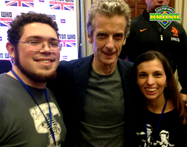 Peter Capaldi no centro, Freddy Pavão e Thais Aux nos lados: zeramos a vida!